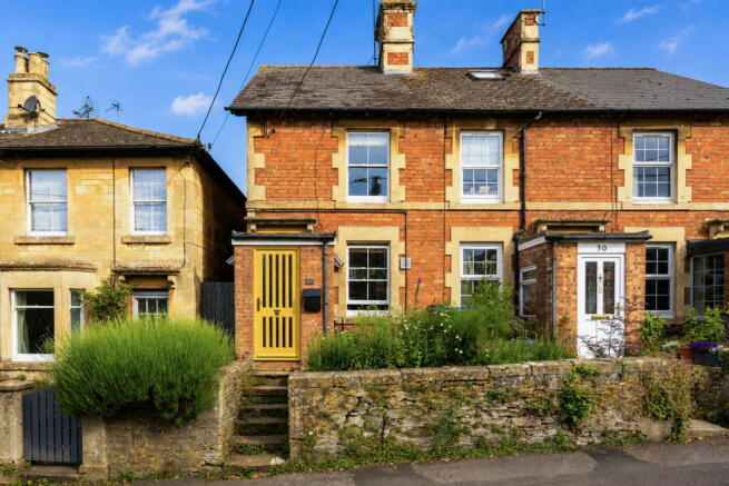 2 bed property, in Station Road, £350,000