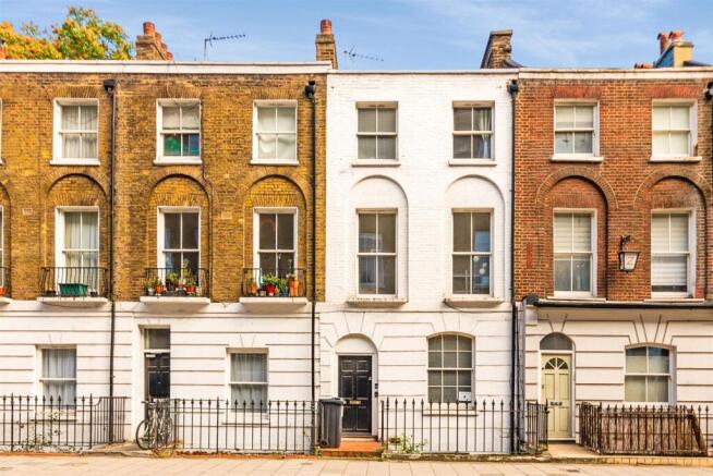 2 bed property, in Eversholt Street, £450,000