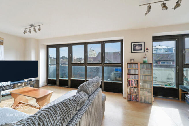 2 bed property, in Lee High Road, £350,000