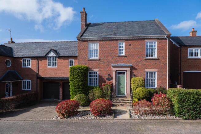 5 bed property, in Cedarwood Court, £895,000