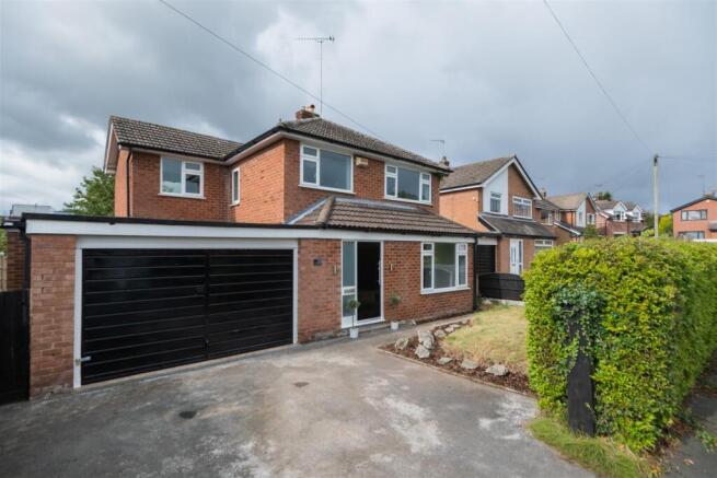 4 bed property, in The Paddock, £520,000