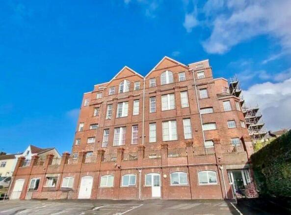 1 bed property, in Kilvey Terrace, £72,000
