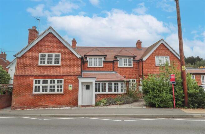 2 bed property, in Alton Road, £360,000