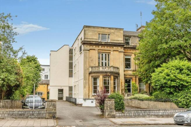 1 bed property, in Clifton Park, £300,000