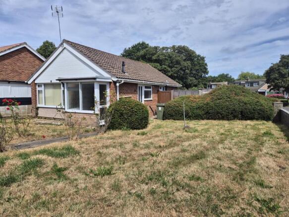 2 bed property, in Meadow Drive, £275,000