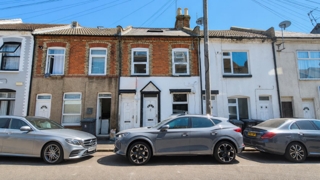 1 bed property, in Stanley Street, £70,000