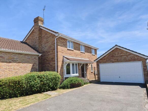 4 bed property, in Abbots Way, £450,000