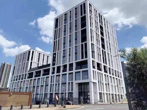 2 bed property, in Marshgate Lane, £580,000