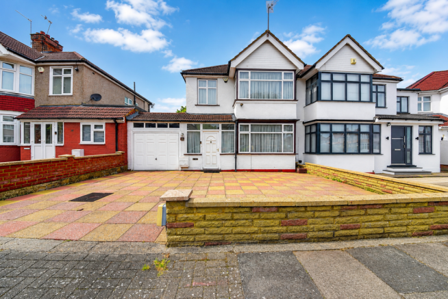 3 bed property, in Kenton Gardens, £725,000