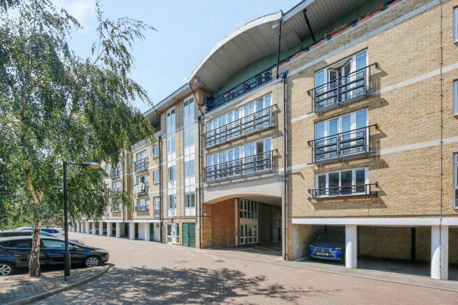 2 bed property, in Locksons Close, £300,000