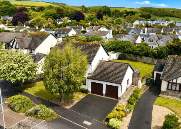 4 bed property, in Moor Lea, £550,000