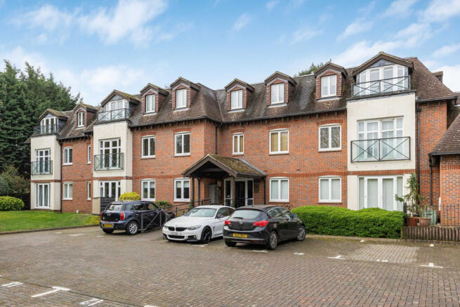 2 bed property, in Old Bath Road, £310,000