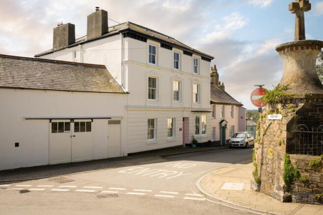 5 bed property, in South Street, £595,000