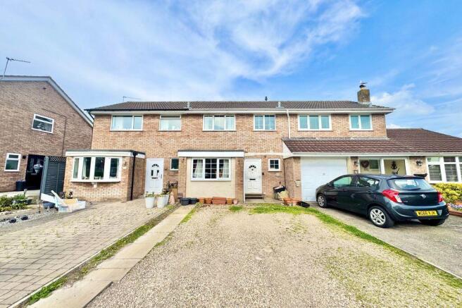 2 bed property, in Hapsburg Close, £230,000