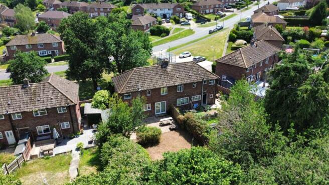 3 bed property, in Middle Close, £375,000