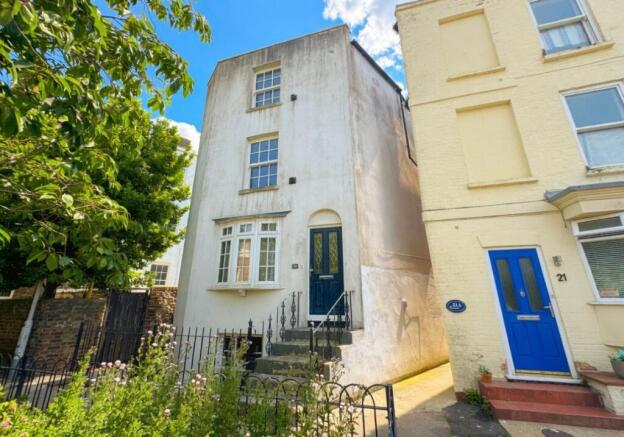 4 bed property, in 20 La Belle Alliance Square, £175,000