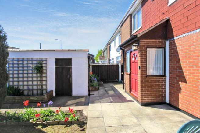 2 bed property, in Dulverton Close, £105,000