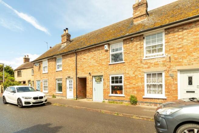 2 bed property, in Station Road, £299,995