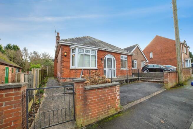 2 bed property, in Park Street, £190,000