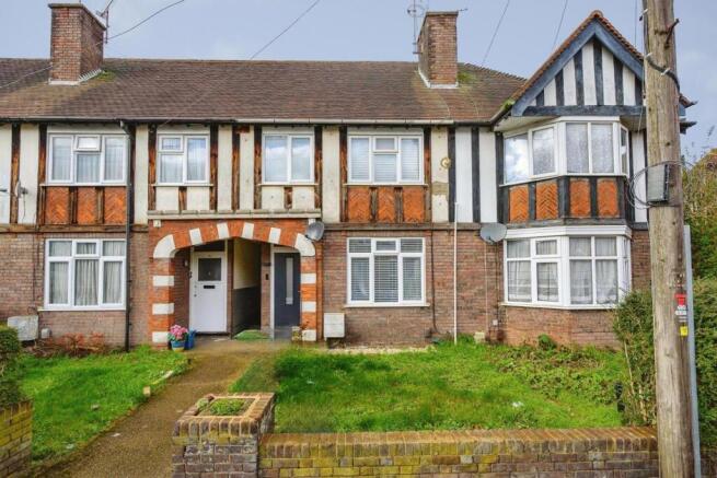 2 bed property, in Gardenia Avenue, £290,000