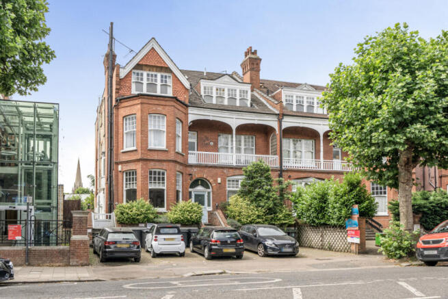 2 bed property, in Queens Avenue, £500,000