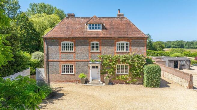 6 bed property, in Middle Road, £1,395,000
