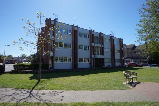 2 bed property, in Station Road, £232,000