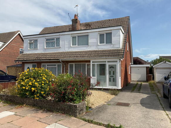 3 bed property, in Crediton Avenue, £185,000