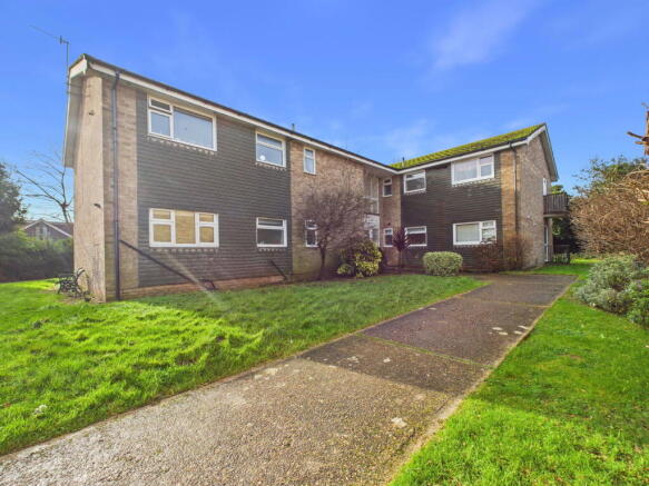 2 bed property, in Russell Court, £230,000