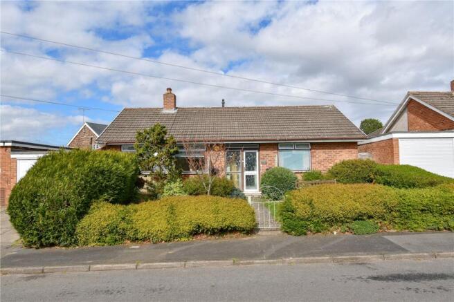 2 bed property, in Stonebank Drive, £275,000