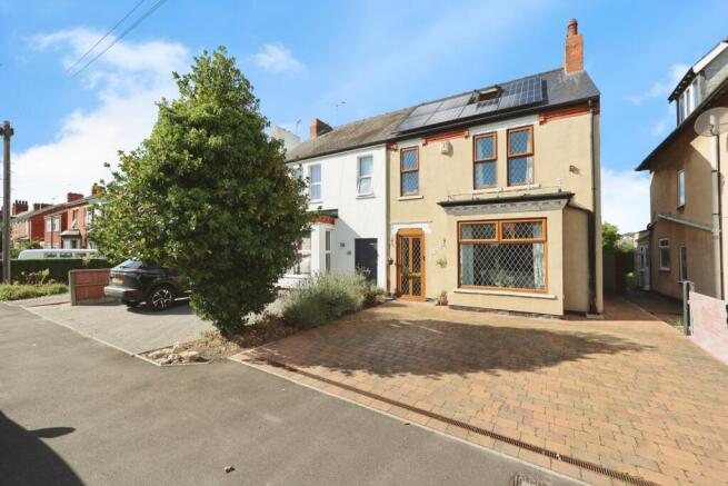 5 bed property, in Hykeham Road, £325,000