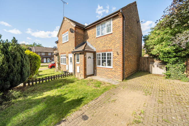 2 bed property, in Dunsford Close, £230,000