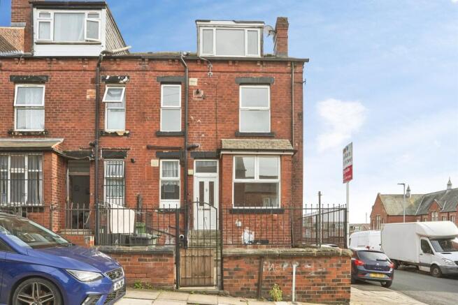 2 bed property, in Conway Street, £125,000