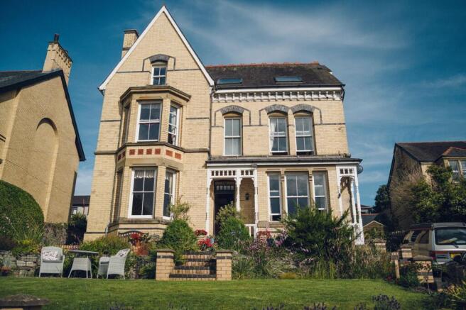 8 bed property, in St. Davids Road, £749,950