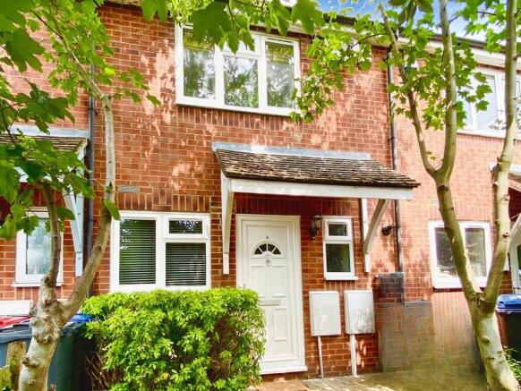 2 bed property, in Chineham Way, £235,000