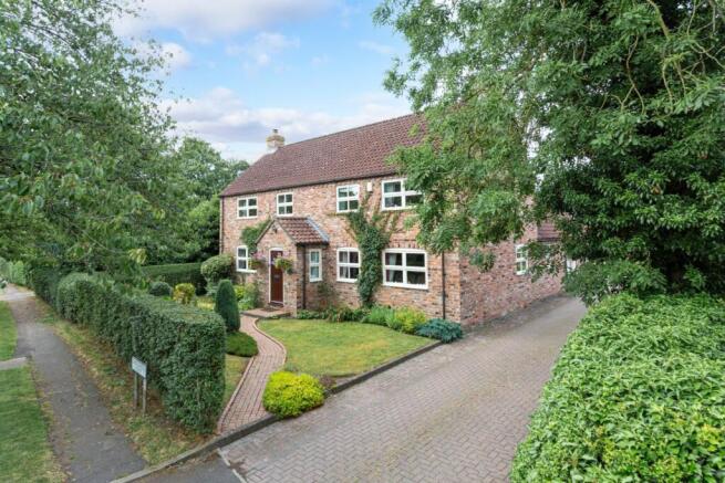 3 bed property, in Cherry Tree Avenue, £675,000