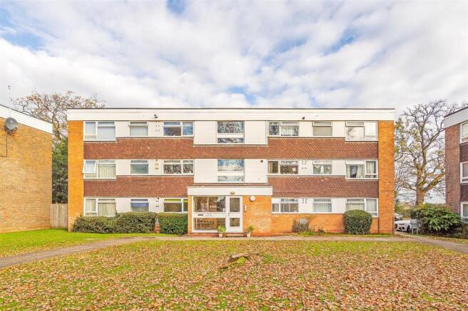 2 bed property, in Dingle Lane, £190,000