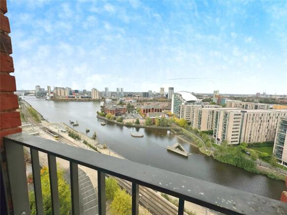2 bed property, in Wharf End, £270,000