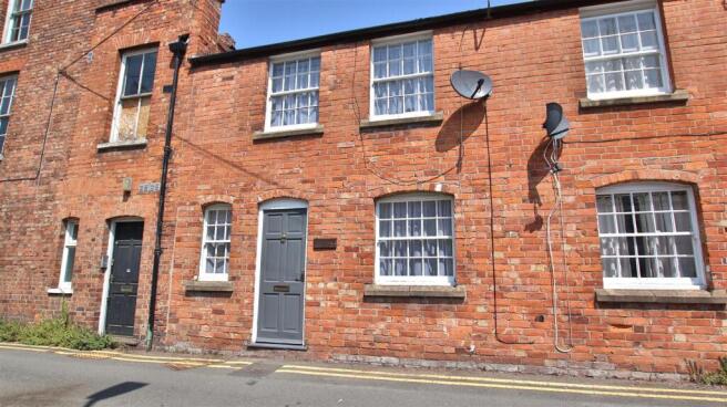 2 bed property, in Trinity Street, £130,000