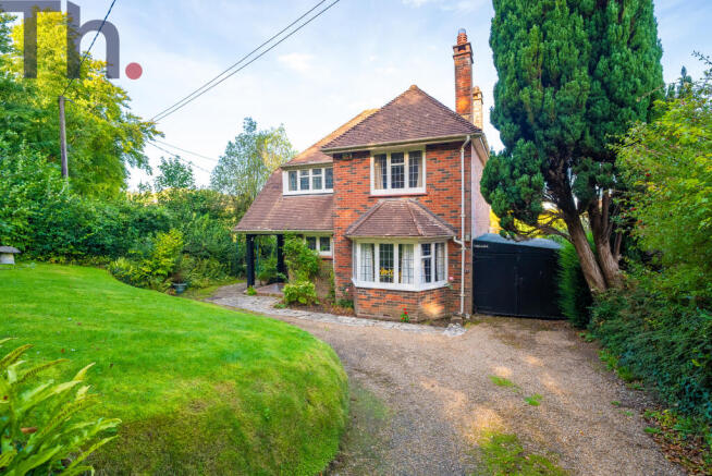 3 bed property, in Carisbrooke, £489,950