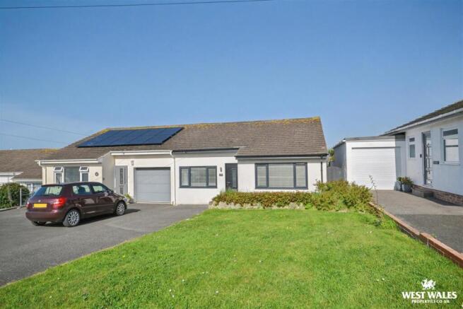 3 bed property, in Heol Y Graig, £410,000