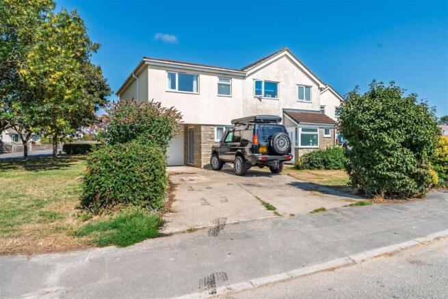 5 bed property, in Substantial detached family home, £499,950