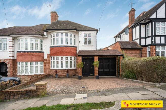 3 bed property, in South Lodge Drive, £900,000