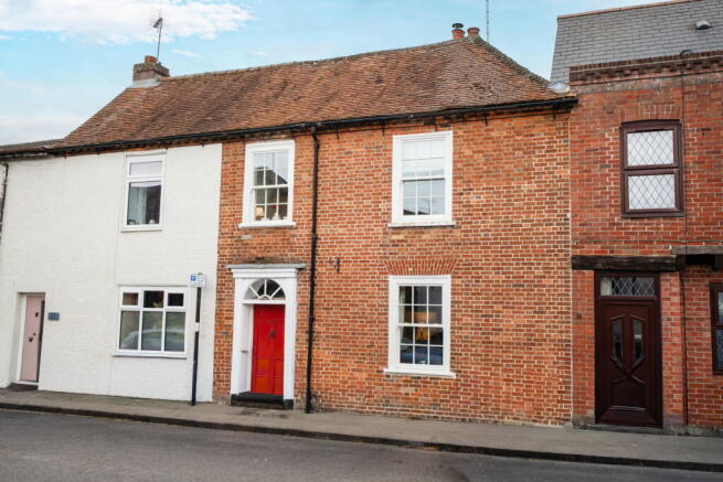 2 bed property, in Winchester Street, £325,000