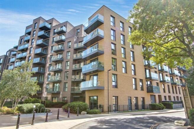 1 bed property, in Coster Avenue, £350,000