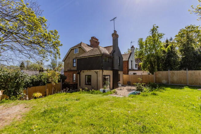 3 bed property, in Cranbrook Road, £425,000