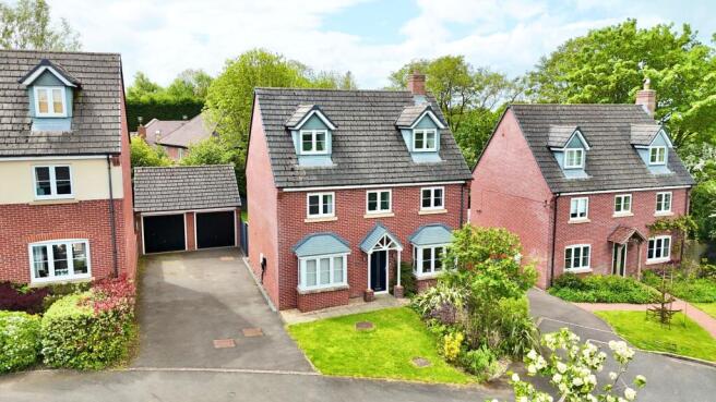5 bed property, in Moat Lane, £465,000