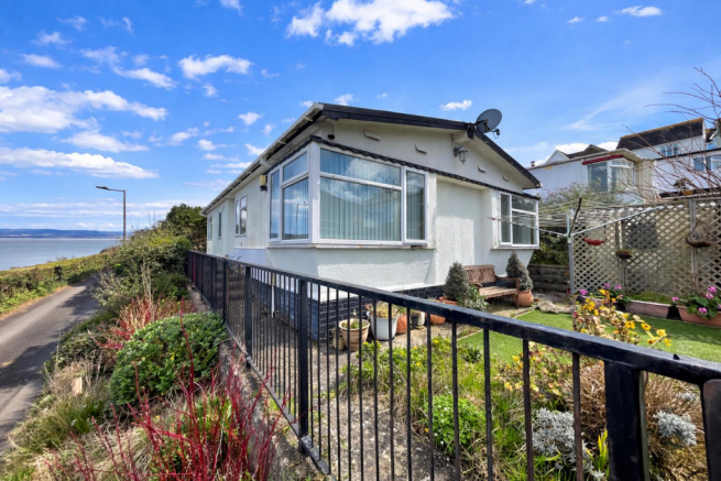 2 bed property, in Down Road, £99,950