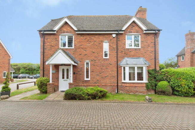 4 bed property, in Squires Park, £550,000