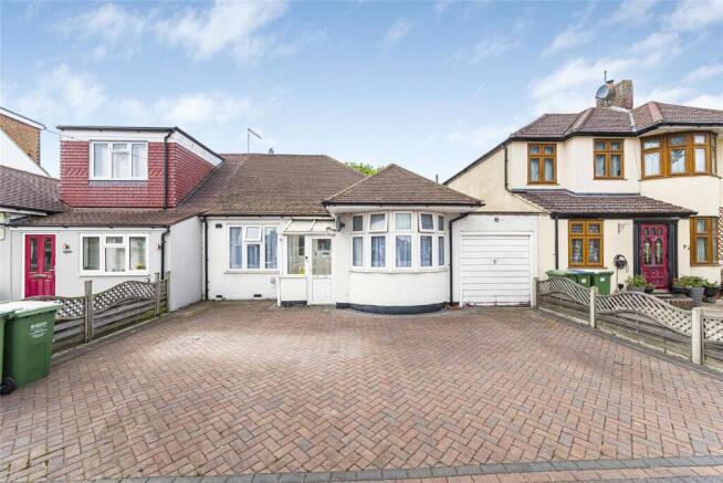 2 bed property, in Lingfield Crescent, £425,000